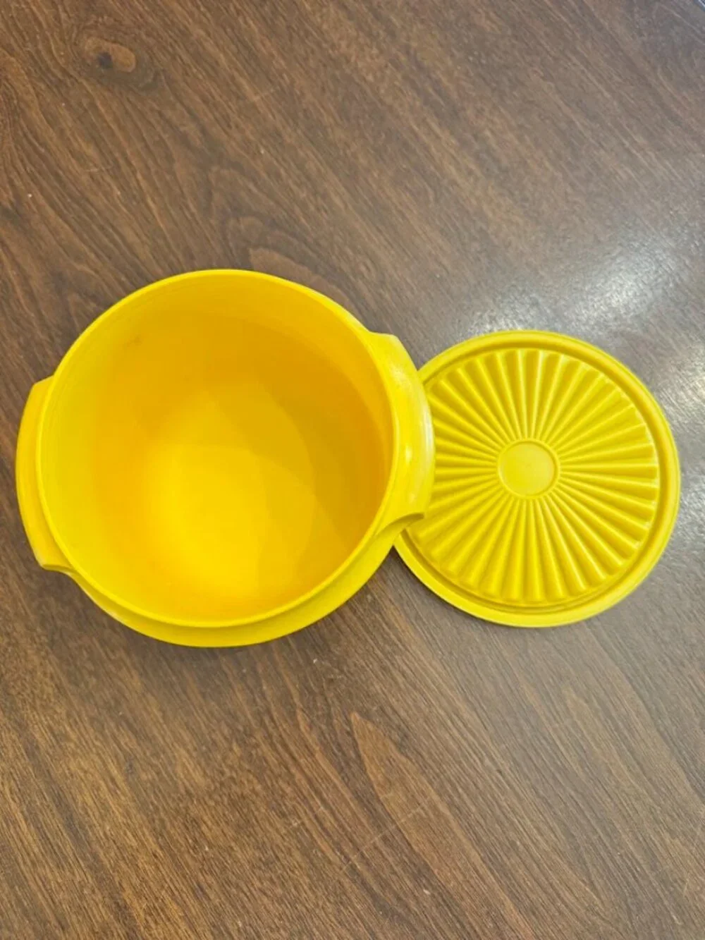 Tupperware vintage yellow